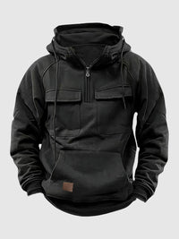 Schwarzer Herren-Hoodie mit Reißverschluss, Kapuze und Kängurutasche aus Baumwolle.