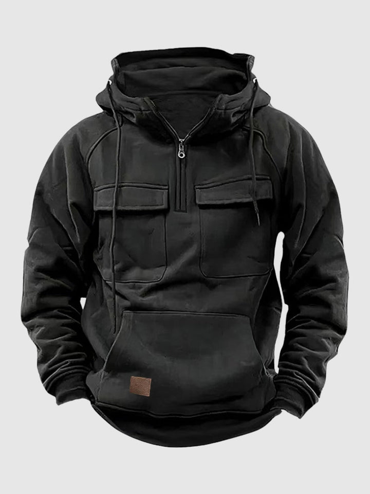 Schwarzer Herren-Hoodie mit Reißverschluss, Kapuze und Kängurutasche aus Baumwolle.