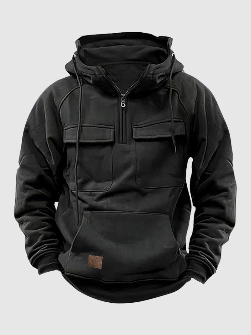 Schwarzer Herren-Hoodie mit Reißverschluss, Kapuze und Kängurutasche aus Baumwolle.