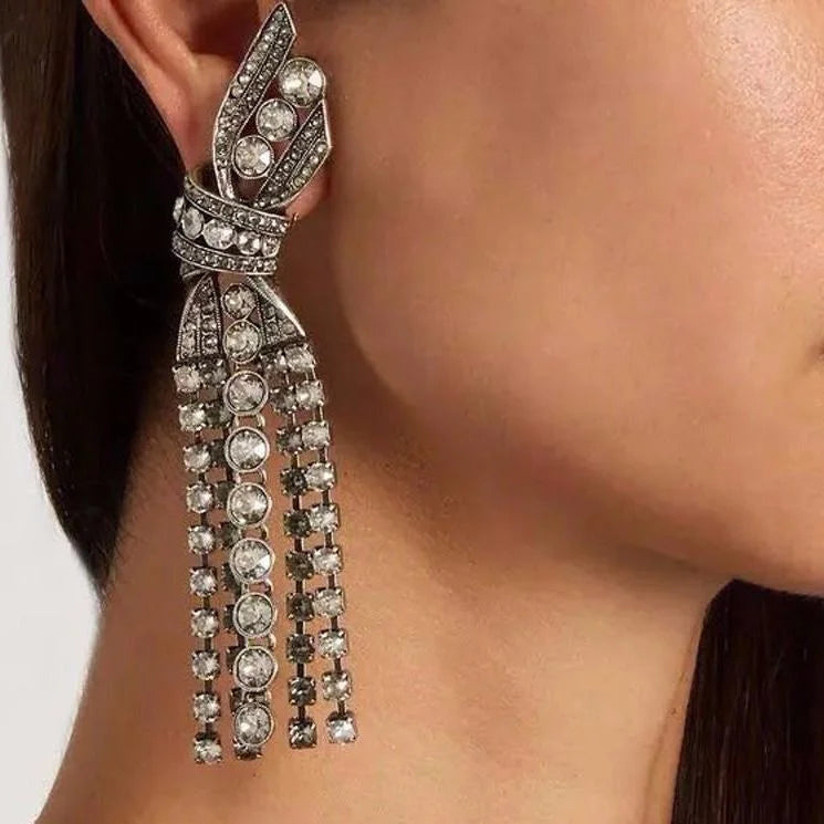 Silberne Ohrringe mit Kristallen, Quasten-Design, eleganter Schmuck, Damenmode, Nahaufnahme.