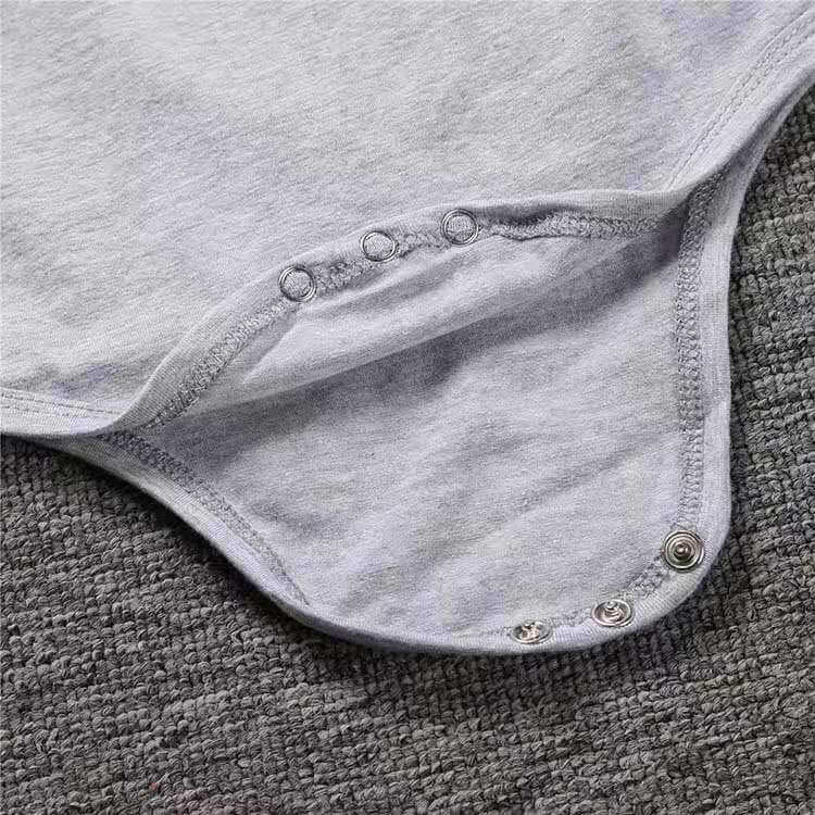 Langarm-Babybody mit Tattoo-Ärmel im Druckdesign – Rockbaby