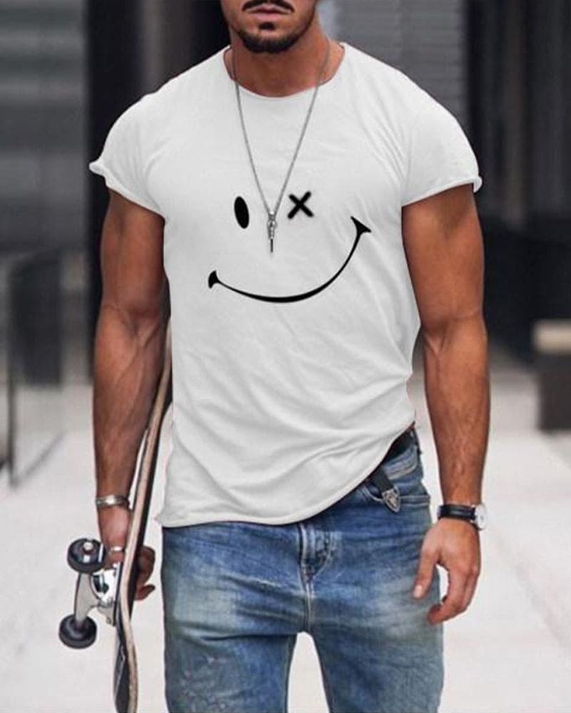 Mann in weißem T-Shirt mit Smiley-Design, Jeans, Skateboard, urbaner Hintergrund.