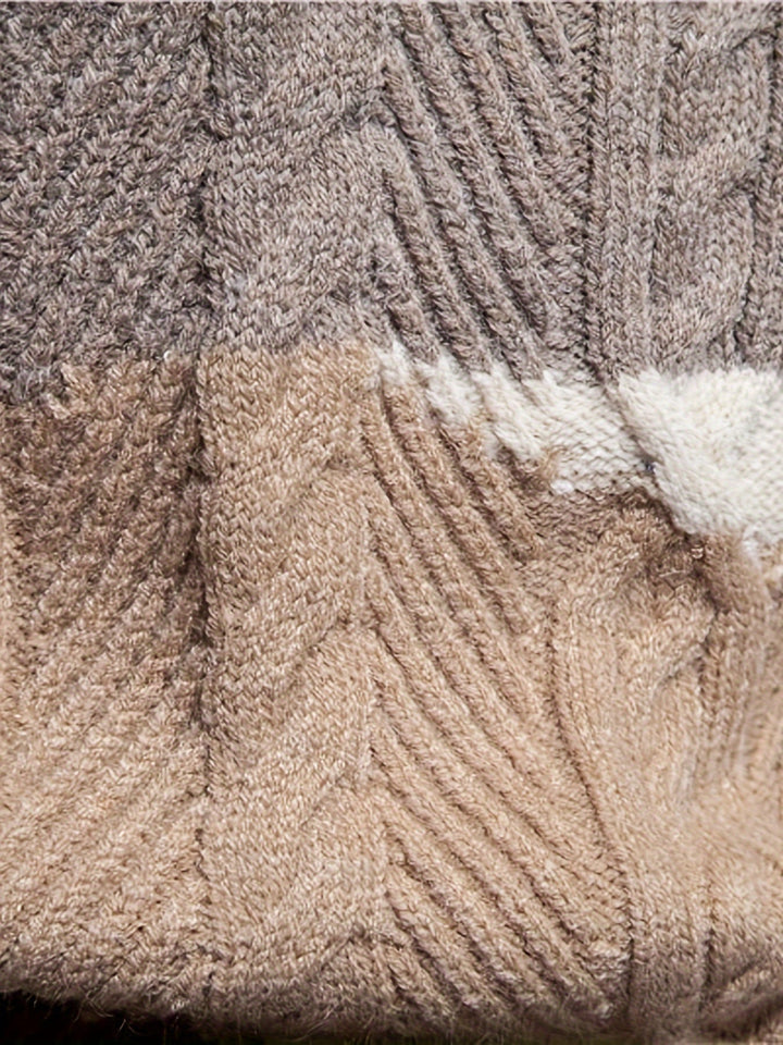 Beigefarbener Strickpullover mit Zopfmuster, weiche Wolle, Wintermode, gemütlich, warm.