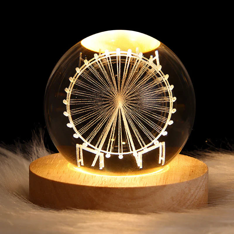 Leuchtende Kristallkugel mit Riesenrad-Design auf Holzsockel, dekorative LED-Lampe.