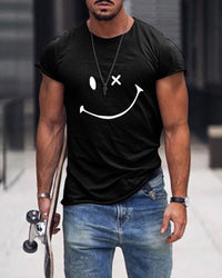 Mann mit schwarzem T-Shirt mit Smiley-Design, Jeans, Skateboard, urbaner Hintergrund.