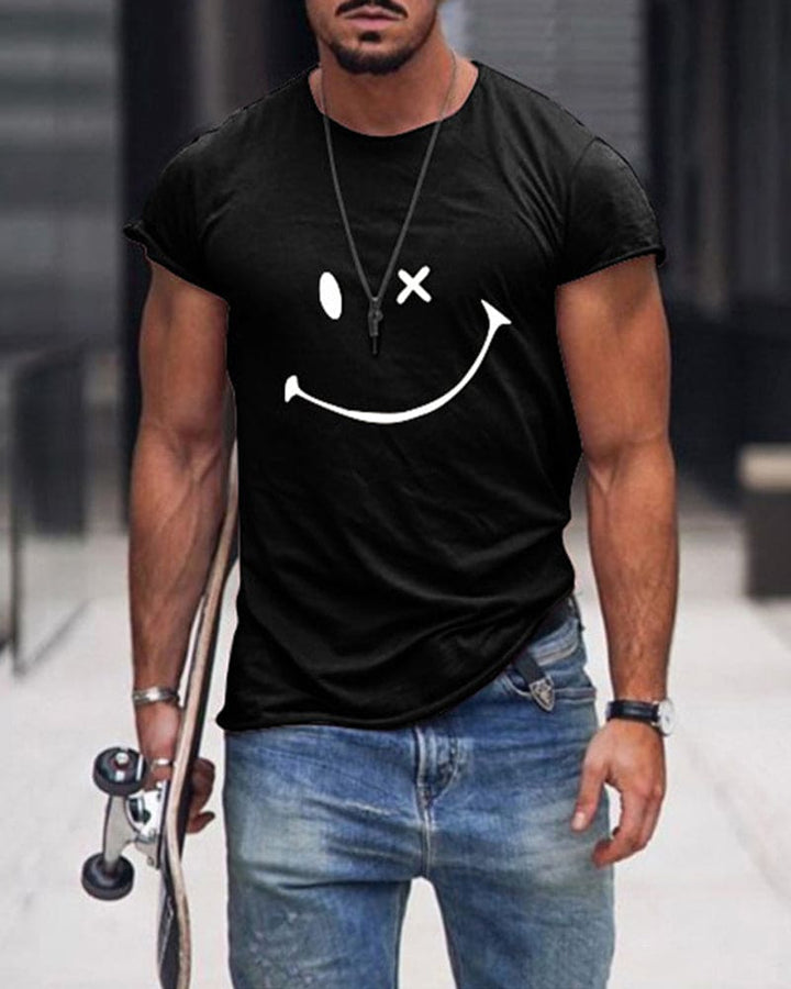 Mann mit schwarzem T-Shirt mit Smiley-Design, Jeans, Skateboard, urbaner Hintergrund.
