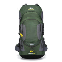 Grüner 60L Wanderrucksack, wasserdicht, mit mehreren Taschen, ideal für Outdoor-Abenteuer.