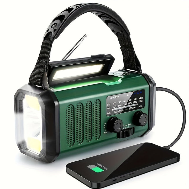Tragbares grünes Notfallradio mit LED-Licht, Solarpanel, Handkurbel und USB-Ladefunktion.