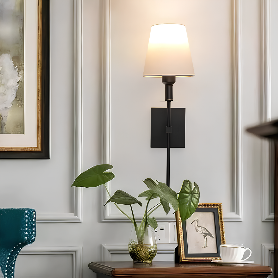 Wandleuchte schwarz mit weißem Lampenschirm, moderne Wohnzimmerdekoration, elegantes Design.