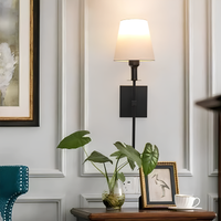 Wandleuchte schwarz mit weißem Lampenschirm, moderne Wohnzimmerdekoration, elegantes Design.