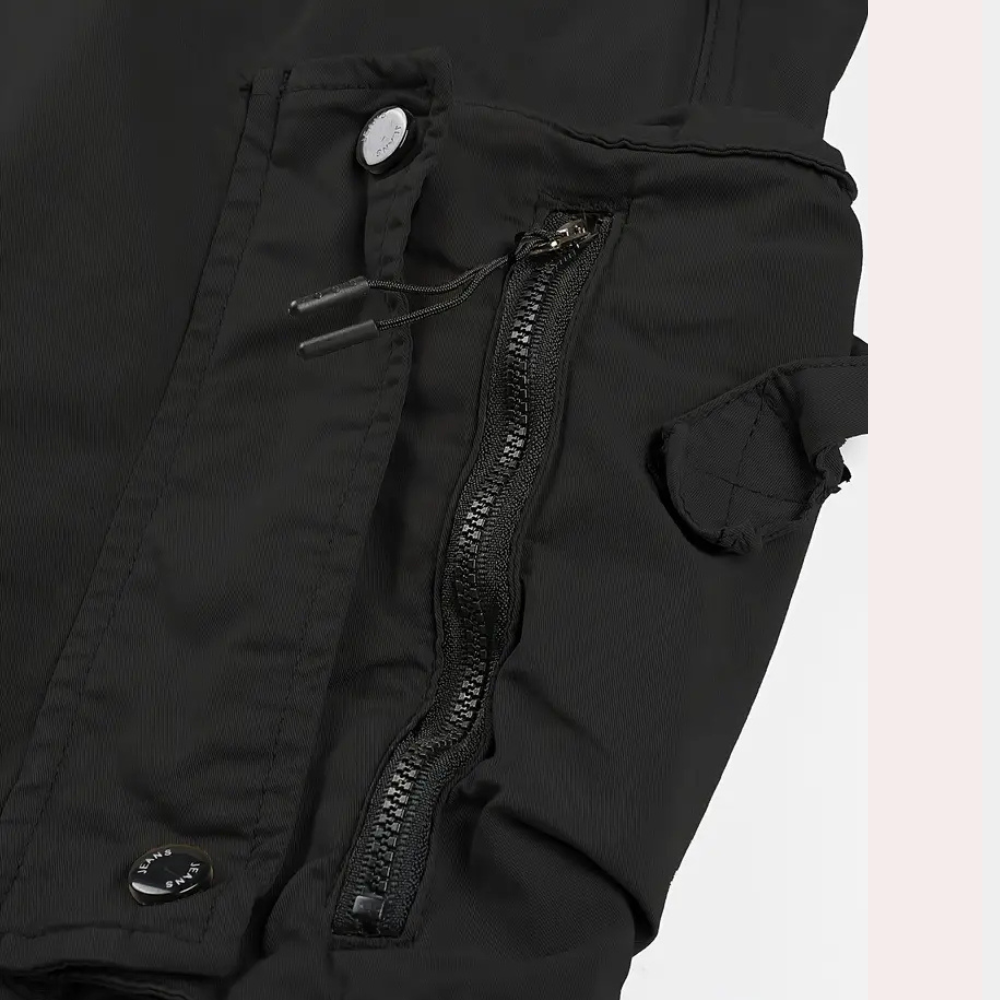 Schwarze Jacke mit Reißverschluss und Knopf, robuste Outdoor-Bekleidung, modisch und funktional.