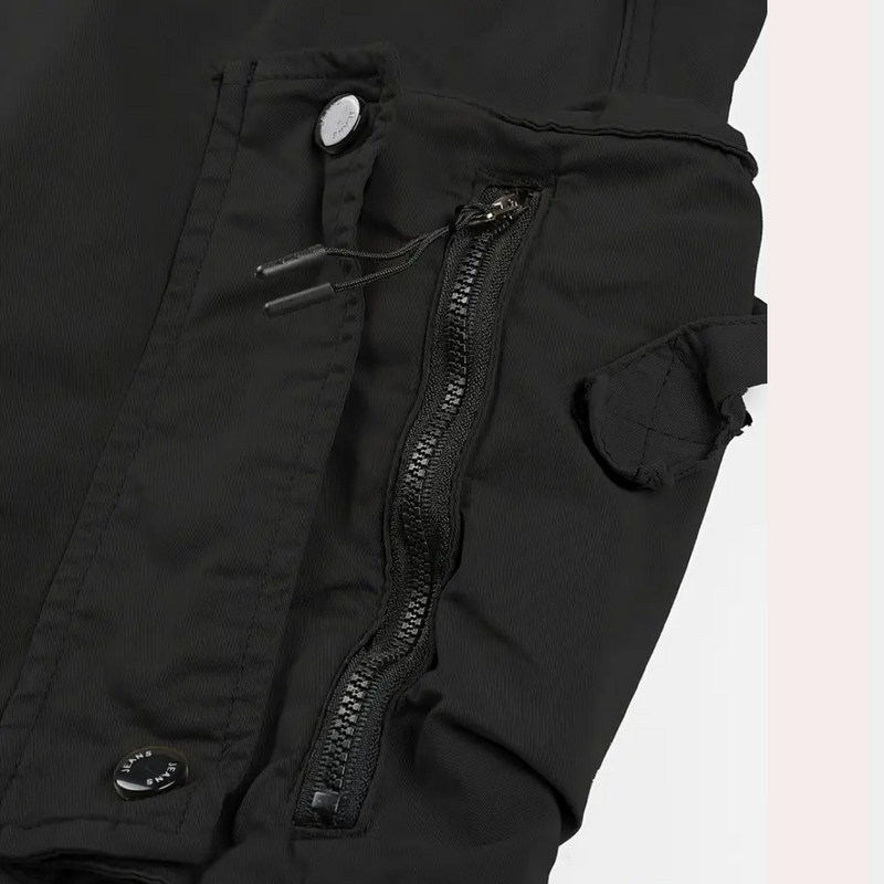 Schwarze Jacke mit Reißverschluss und Knopf, robuste Outdoor-Bekleidung, modisch und funktional.