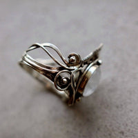 Silberring mit filigranem Design und rundem Mondstein, handgefertigter Schmuck, Boho-Stil.