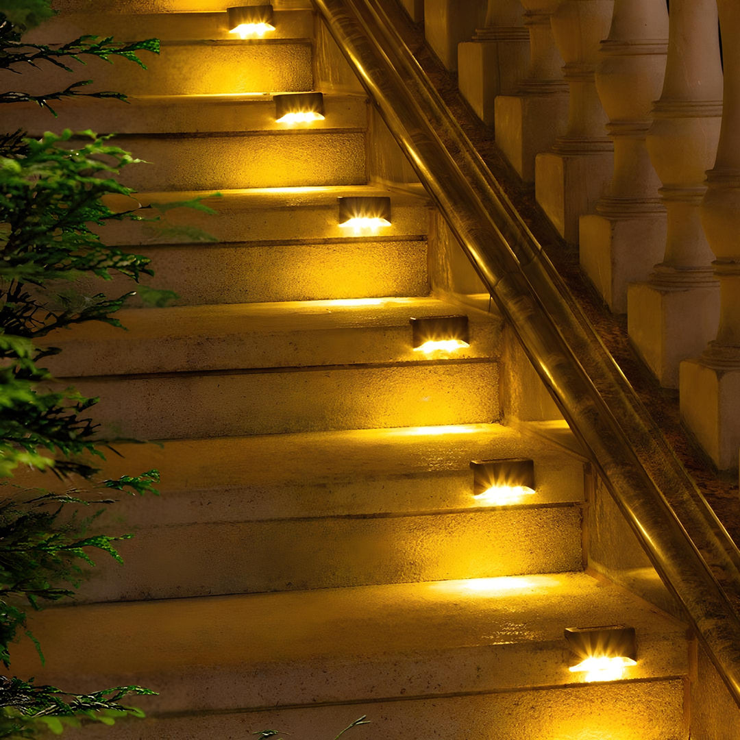 Beleuchtete Steintreppe mit warmweißen LED-Stufenlichtern, elegantes Außendesign.