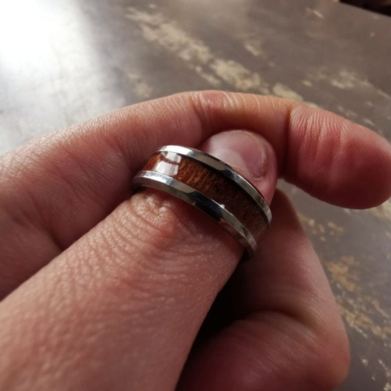 Silberring mit Holzeinlage, handgefertigt, Unisex-Schmuck, rustikales Design, Nahaufnahme.