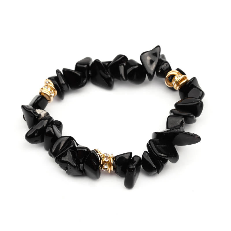 Schwarzes Onyx-Armband mit goldenen Akzenten, Edelstein-Schmuck, modisches Accessoire.