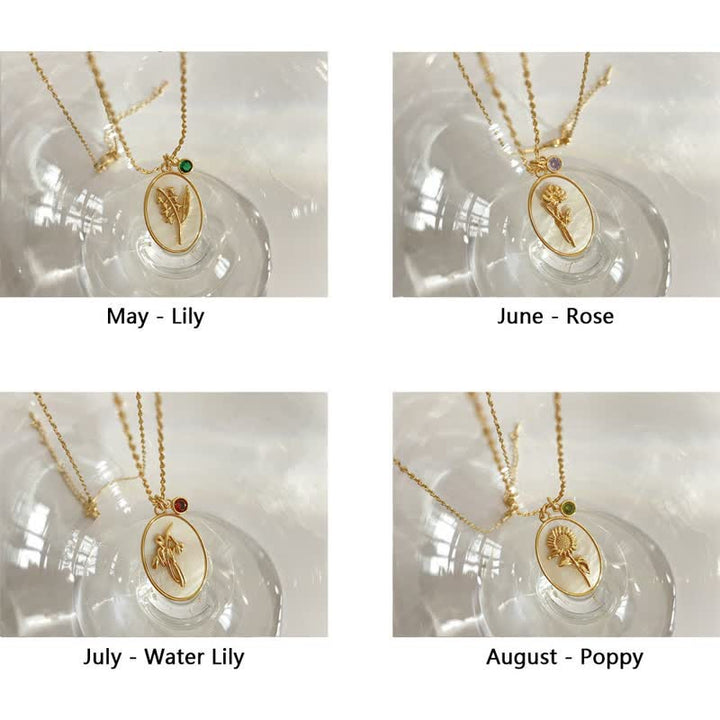 Goldene Halsketten mit Blumenanhängern für Mai, Juni, Juli, August auf Glasoberfläche.