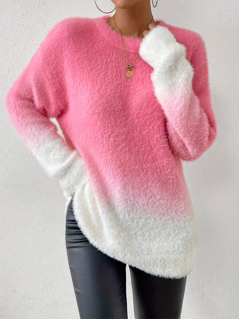 Frau in rosa-weißem Ombre-Pullover aus Flauschmaterial, schwarze Lederhose.