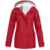 Rote Damenjacke mit Kapuze, wasserdicht, Fleece-Innenfutter, Outdoor-Bekleidung.