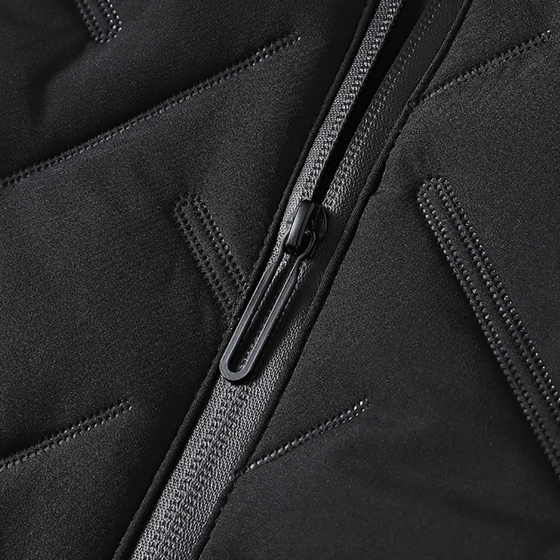 Schwarze Jacke mit Reißverschluss, wetterfest, Outdoor-Bekleidung, Detailansicht.