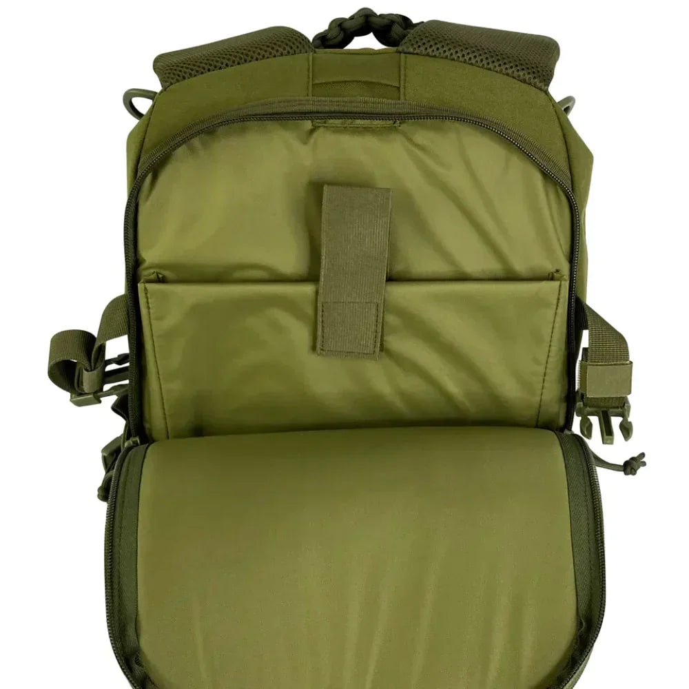Olivgrüner taktischer Rucksack, robustes Material, ideal für Outdoor-Aktivitäten und Wandern.