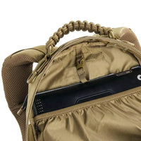 Beige Rucksack mit Laptopfach, robustes Material, ideal für Outdoor-Aktivitäten und Reisen.