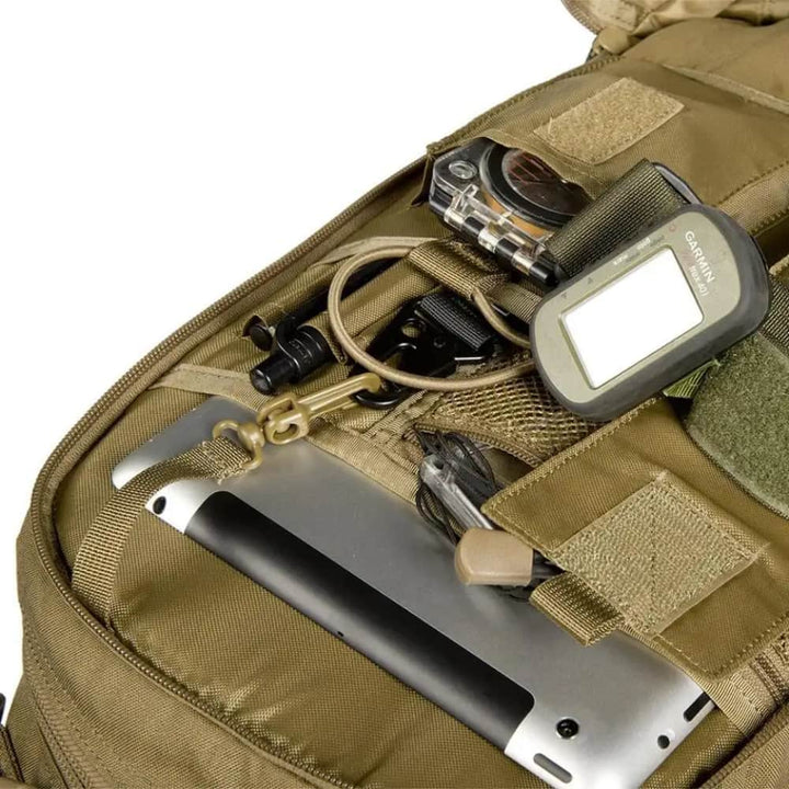 Taktischer Rucksack in Khaki mit GPS-Gerät, Taschenlampe und Laptopfach, Outdoor-Ausrüstung.