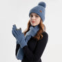 Frau mit blauer Strickmütze, Schal und Handschuhen, Wintermode Accessoires.