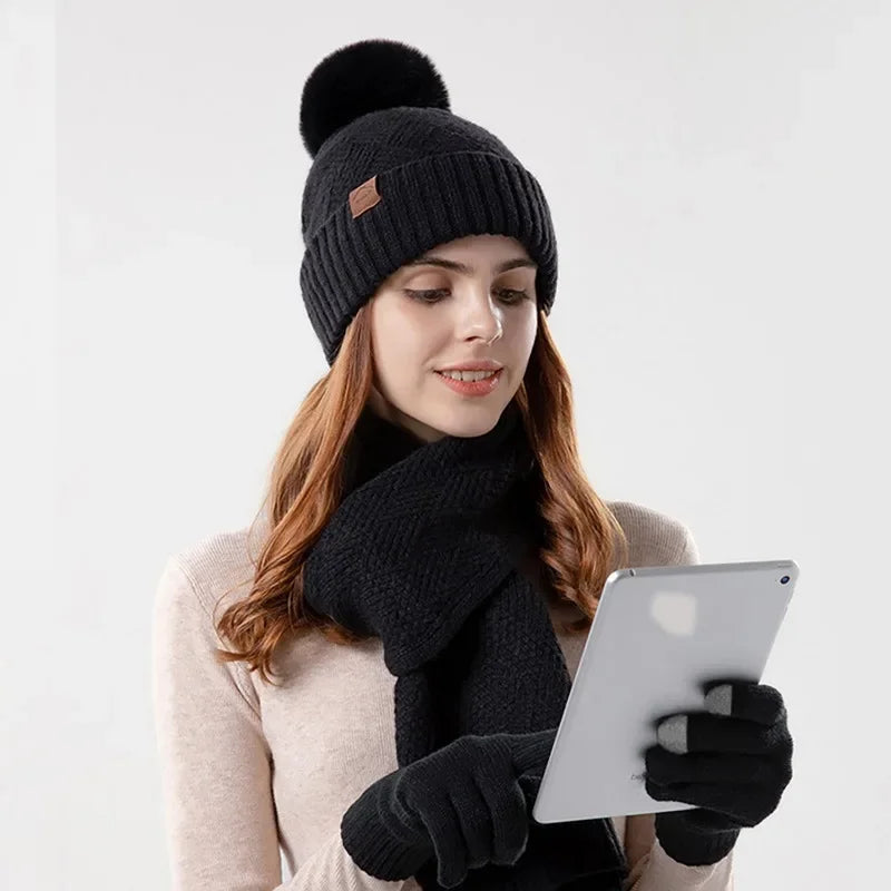 Frau mit schwarzer Strickmütze, Schal und Handschuhen, hält Tablet, Wintermode Accessoires.