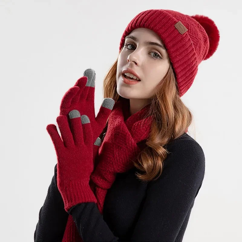 Frau mit roter Strickmütze, Schal und Handschuhen, Wintermode, warm, stilvoll.