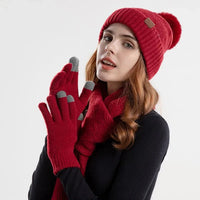Frau mit roter Strickmütze, Schal und Handschuhen, Wintermode, warm, stilvoll.