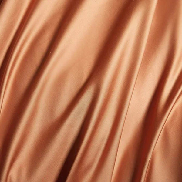 Seidenglatter, kupferfarbener Satin-Stoff, luxuriöses Material für Mode und Dekoration.