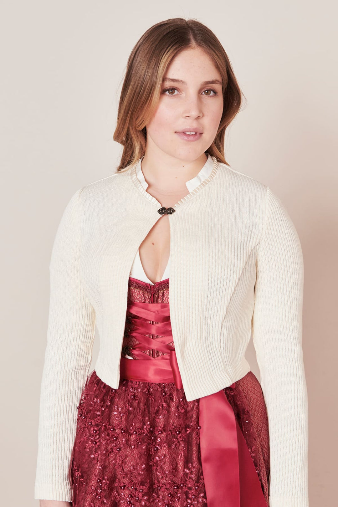 Frau in weißer Strickjacke und rotem Spitzenkleid, elegante Mode, Damenbekleidung.