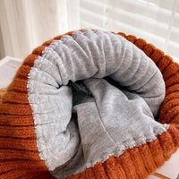 Brauner Strickpullover mit grauem Futter, gemütlich, warm, Herbstmode, Damenbekleidung.