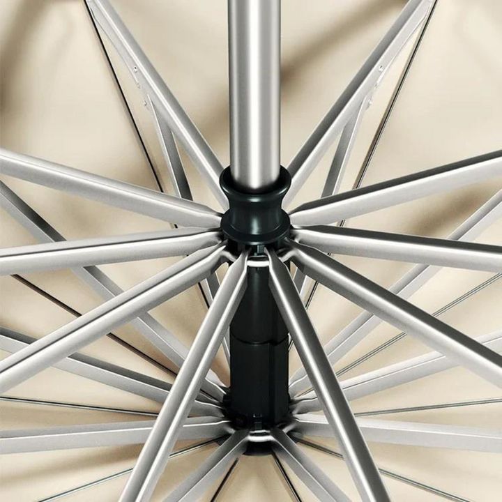 Silberner Regenschirmrahmen, Aluminium, stabil, langlebig, modernes Design, wetterfest.