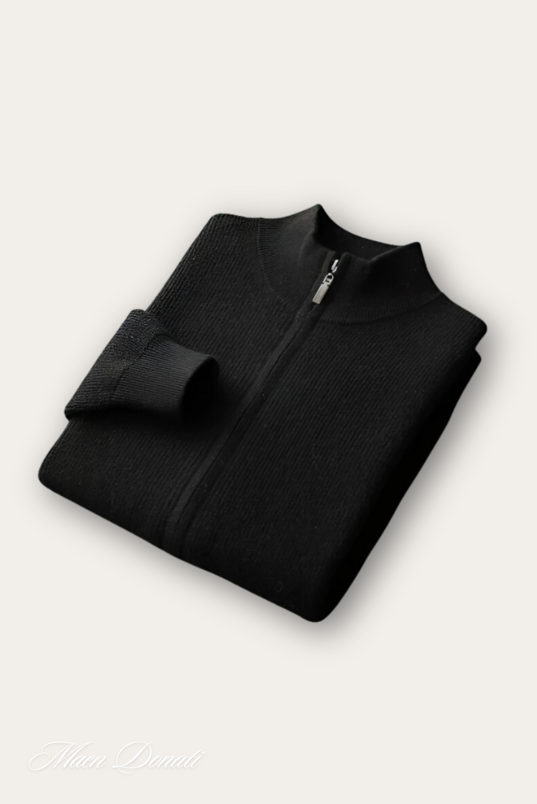 Schwarzer Strickpullover mit Reißverschluss, gefaltet, aus Baumwolle, elegantes Design.