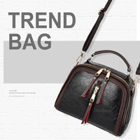 Schwarze Damenhandtasche aus Leder mit braunen Akzenten und Schulterriemen, modisch und elegant.