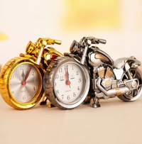 Zwei Motorrad-Wecker aus Metall, gold und silber, mit analogen Zifferblättern, dekorativ.