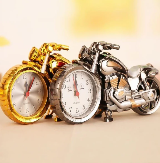 Zwei Motorrad-Wecker aus Metall, gold und silber, mit analogen Zifferblättern, dekorativ.