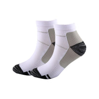 Weiße Sportsocken, knöchelhoch, mit grauen und schwarzen Akzenten, atmungsaktiv, Unisex.
