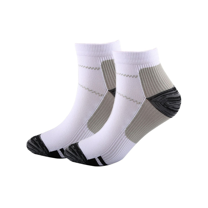 Weiße Sportsocken, knöchelhoch, mit grauen und schwarzen Akzenten, atmungsaktiv, Unisex.