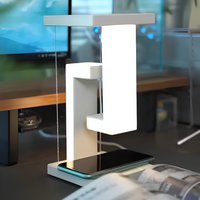 Moderne LED-Tischlampe mit kabelloser Ladestation, weiß, minimalistisch, Schreibtischbeleuchtung.