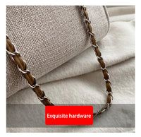 Beigefarbene Handtasche mit silberner Kettenriemen, elegantes Design, hochwertige Materialien.