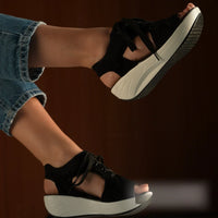 Trendige, bequeme und sommerlich leichte Damensandalen – Fergie