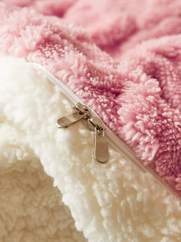 Rosa und weiße Plüschdecke mit Reißverschluss, weiches Material, gemütlich, warm.