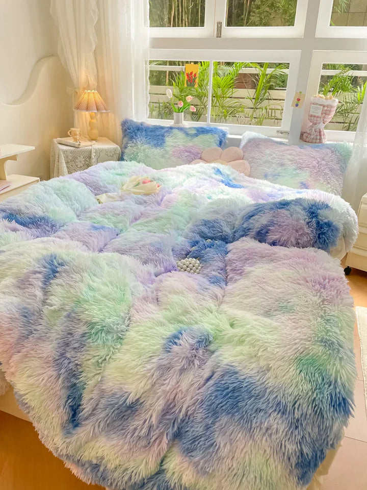 Pastellfarbenes, flauschiges Bettwäsche-Set aus Kunstfell in einem gemütlichen Schlafzimmer.