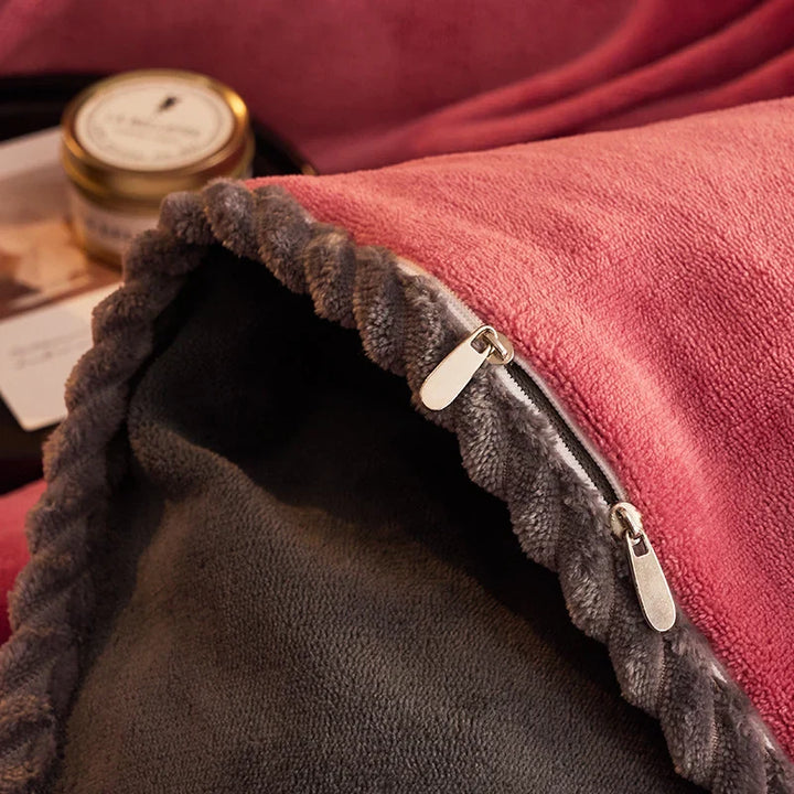 Rosa und graue Fleece-Decke mit Reißverschluss, weich, warm, ideal für gemütliche Abende.