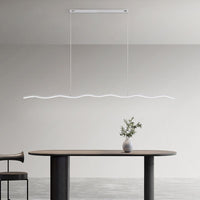 Moderne LED-Pendelleuchte, wellenförmig, weiß, über Esstisch, minimalistisches Design.