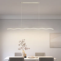 Moderne LED-Pendelleuchte, wellenförmig, weiß, über Esstisch, minimalistisches Design.