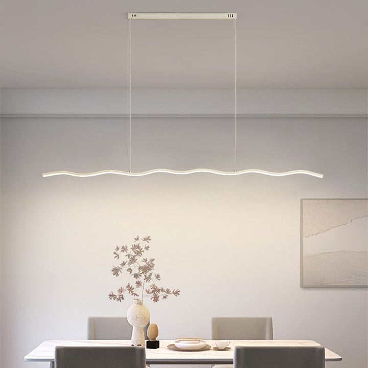 Moderne LED-Pendelleuchte, wellenförmig, weiß, über Esstisch, minimalistisches Design.